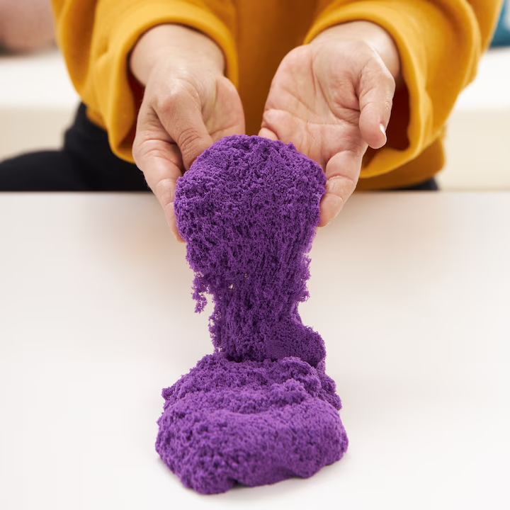 Nisip Kinetic România - Kinetic Sand violet în mâinile copilului